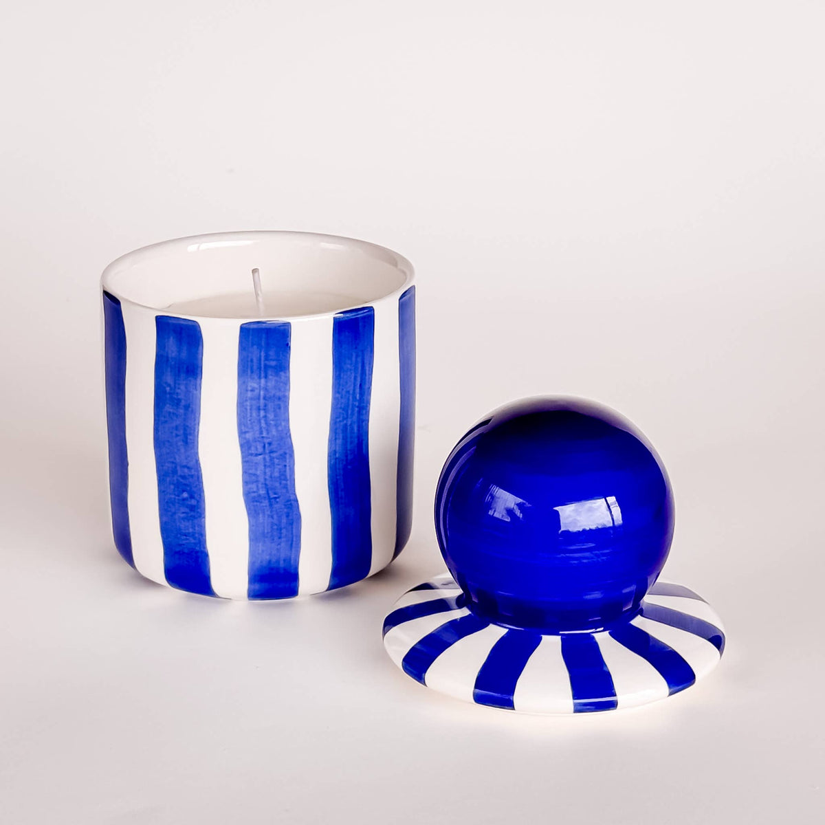 Magazin Minori Kerze in Keramikgefäß Stripes - mare blue