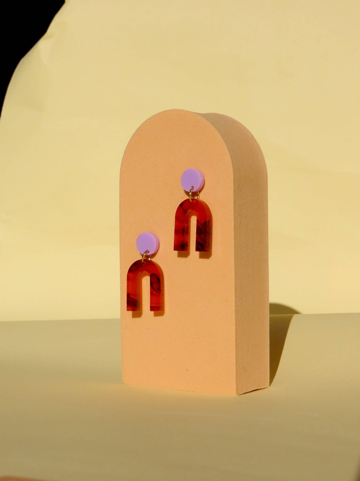 Mini Arch Acryl Ohrringe mit Edelstahlstecker in smoky brown