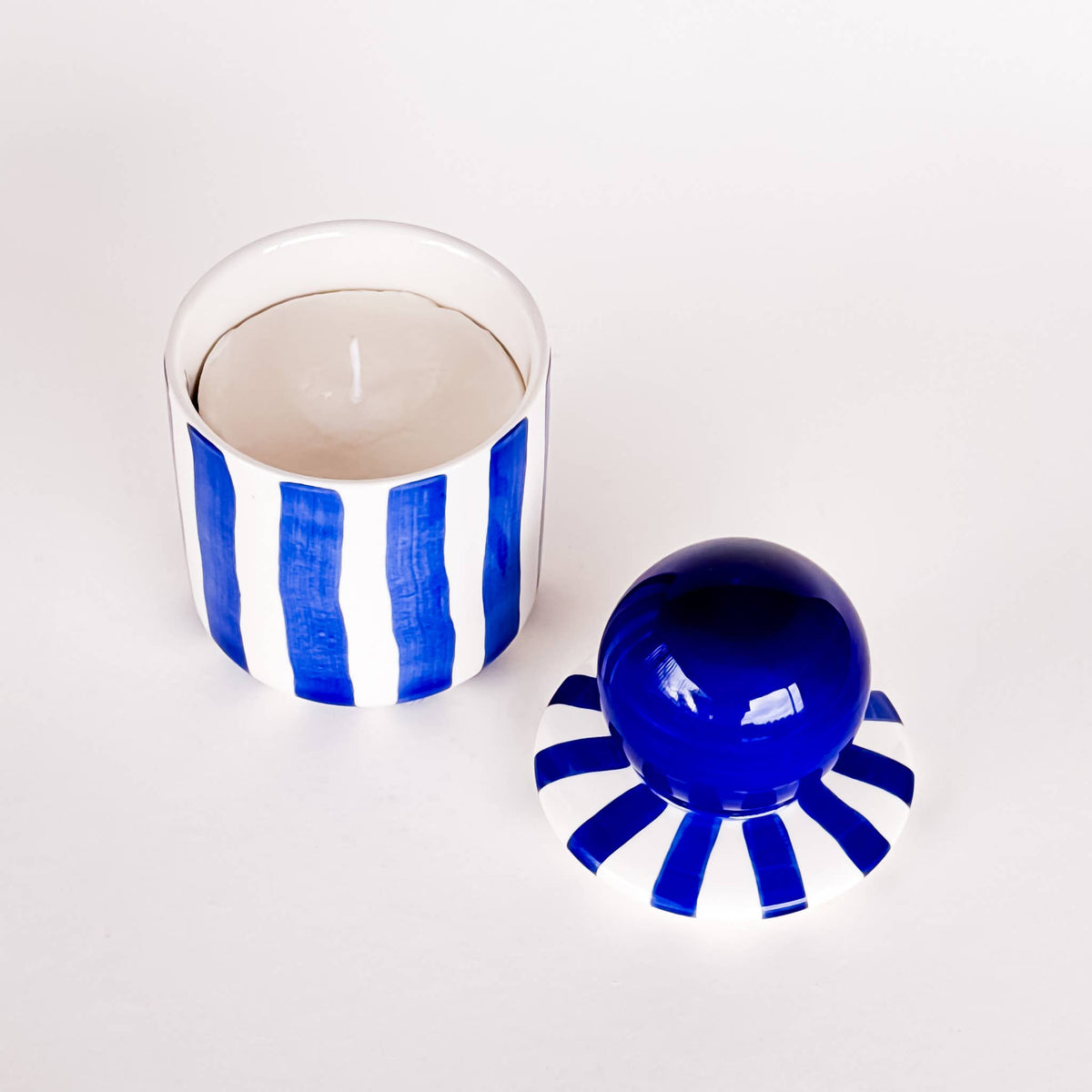 Magazin Minori Kerze in Keramikgefäß Stripes - mare blue
