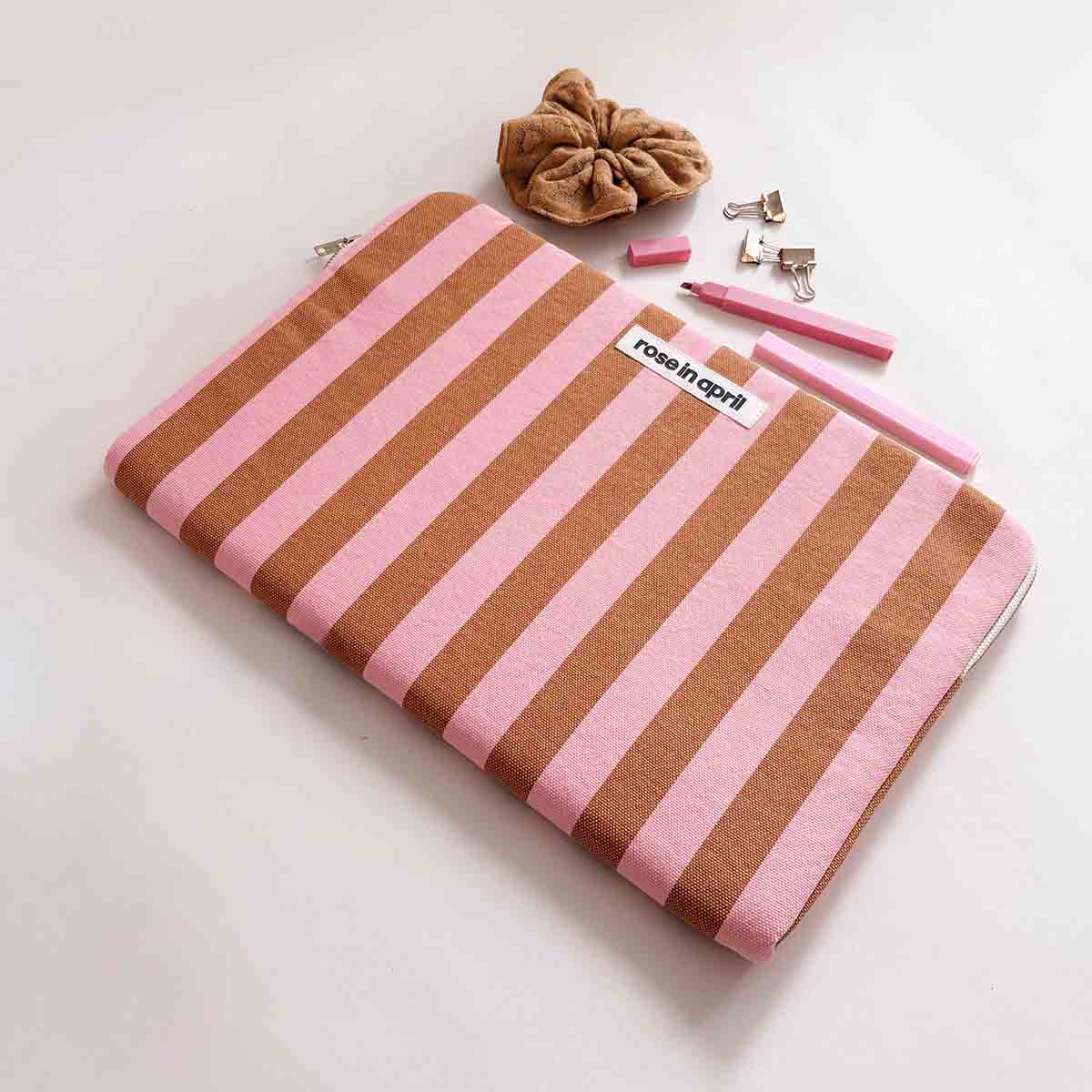 Rose in April "MAYA" LAPTOP-TASCHE 15/16' STREIFEN KARAMELL/ERDBEERE