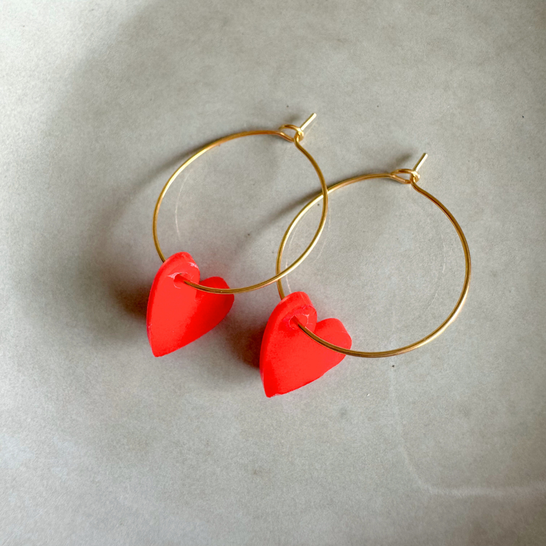 vanMauZ - Lume Charms Creolen mit rotem Herz-Anhänger