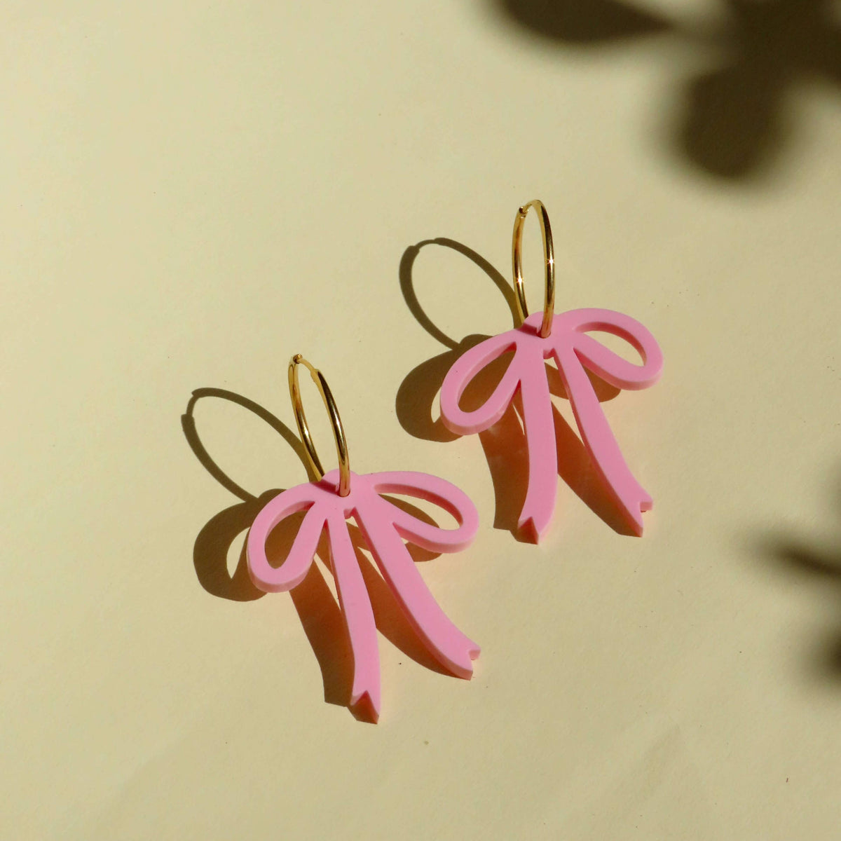 niemalsmehrohne Creolen mit rosa Schleifen – Verspielte Statement-Ohrringe