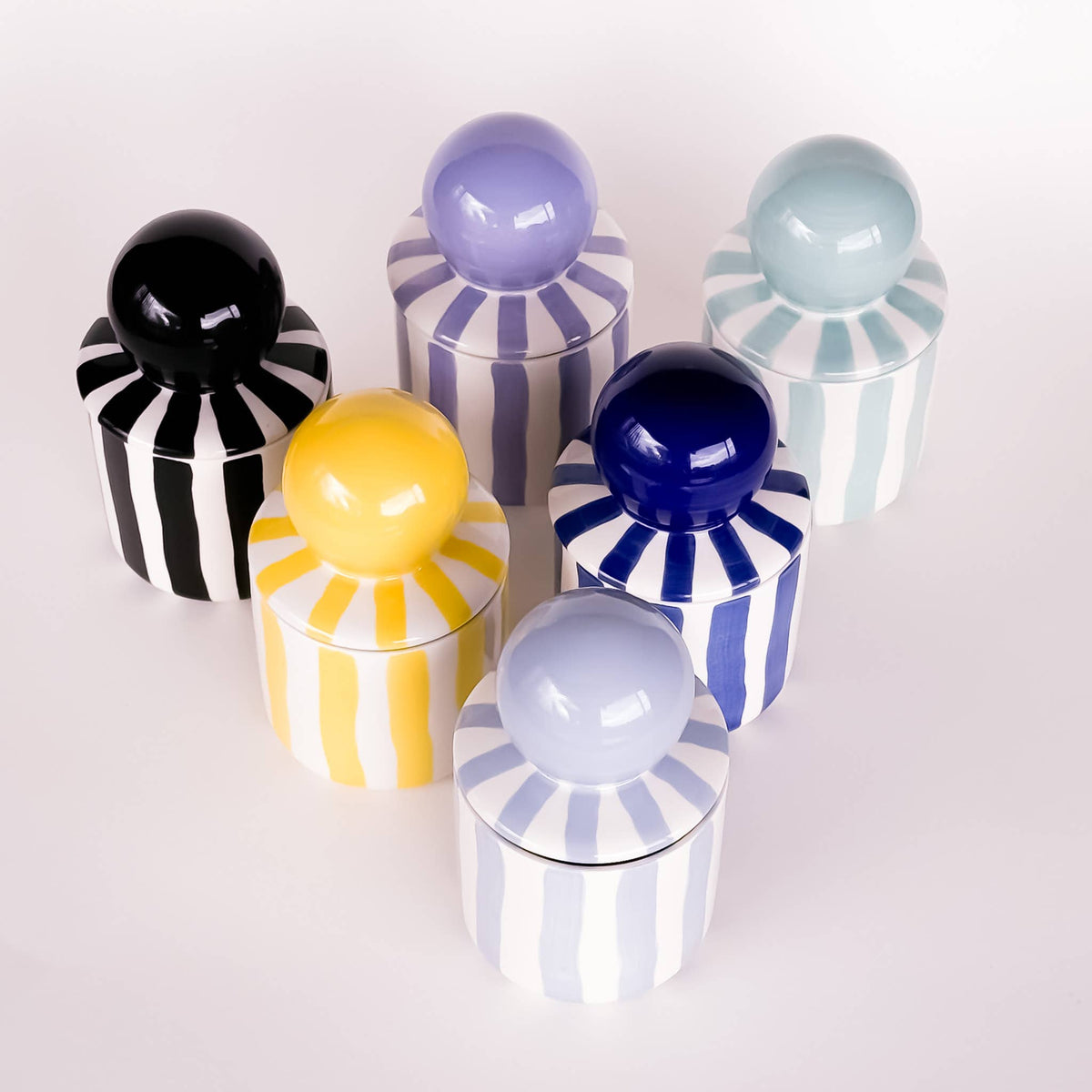 Magazin Minori Kerze in Keramikgefäß Stripes - mare blue