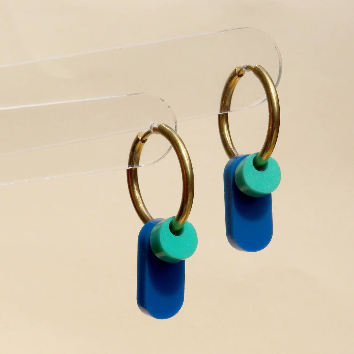 Niemalsmehrohne "Dopamine Colors" Creolen in blau/türkis niemalsmehrohne