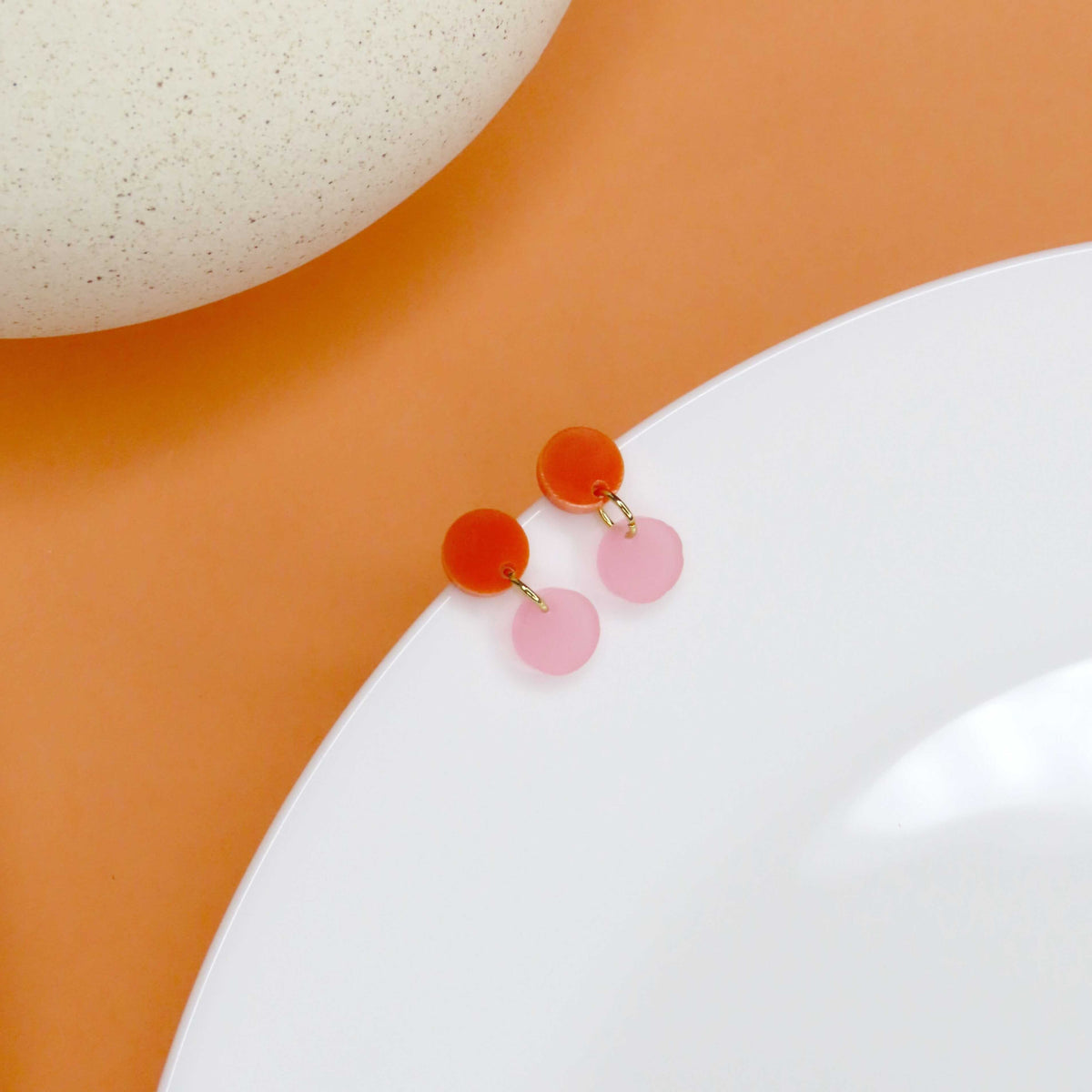 Dotty Acryl Ohrringe in orange eisrosa niemalsmehrohne