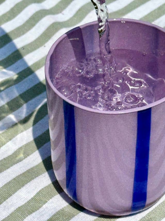 MÆGEN Atina Trinkglas- Flieder und Marineblau
