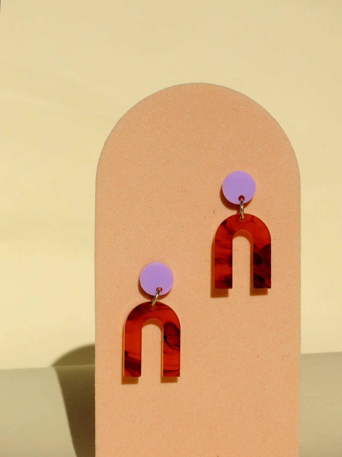 Mini Arch Acryl Ohrringe mit Edelstahlstecker in smoky brown