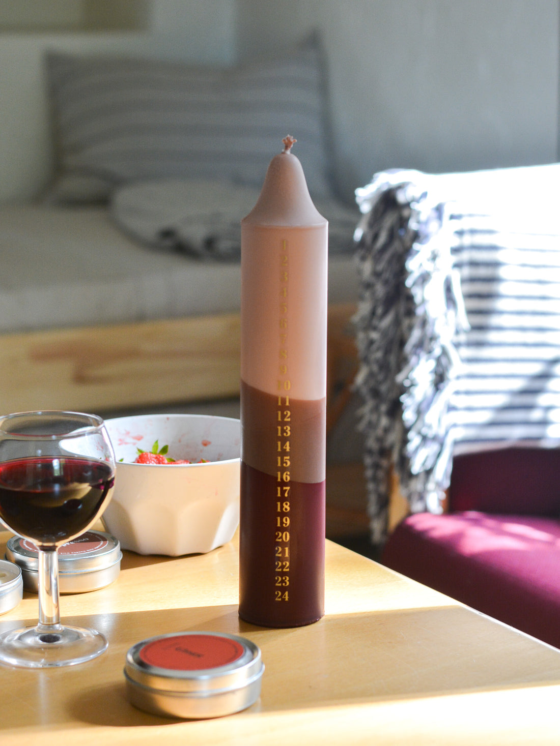 AdventskalenderKerze beige, braun, dunkelrot