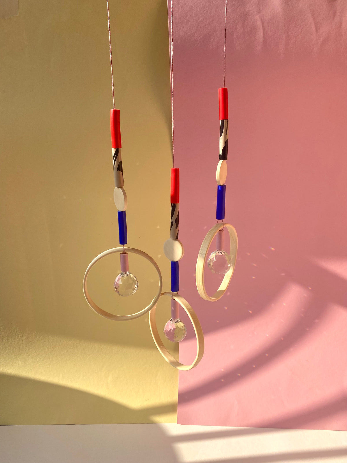 Frau Montag x Studio du. 'Suncatcher mit Holzring' unterschiedliche Farben