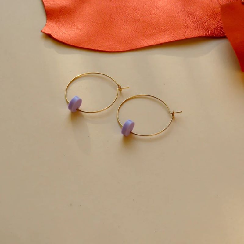 niemalsmehrohne Ohrringe 'Flieder Dots Hoops aus Edelstahl'