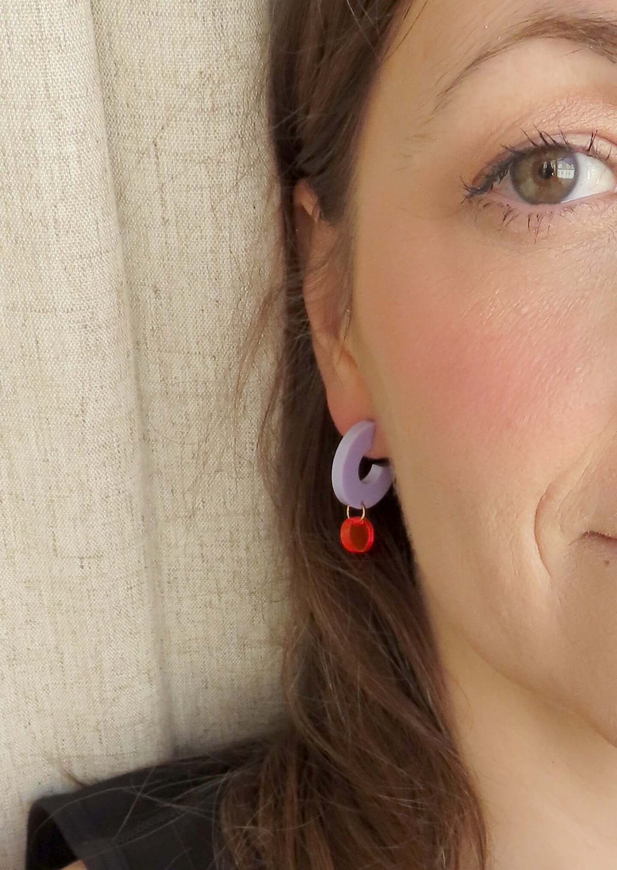 Creolen Silva aus Acryl und Edelstahl in flieder und tiefblau