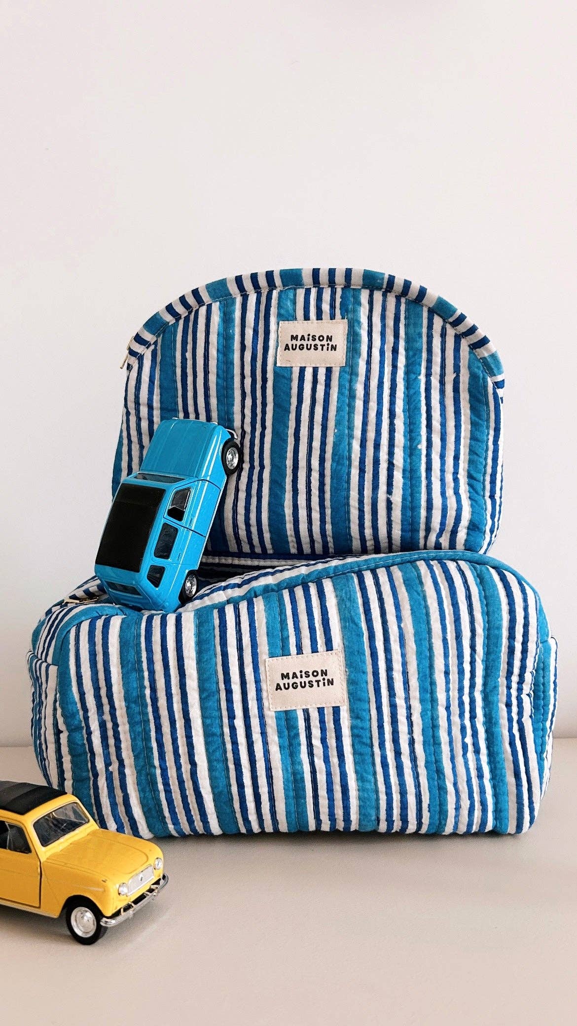 Maison Augustin Make-up Tasche mit blauem Streifenmuster
