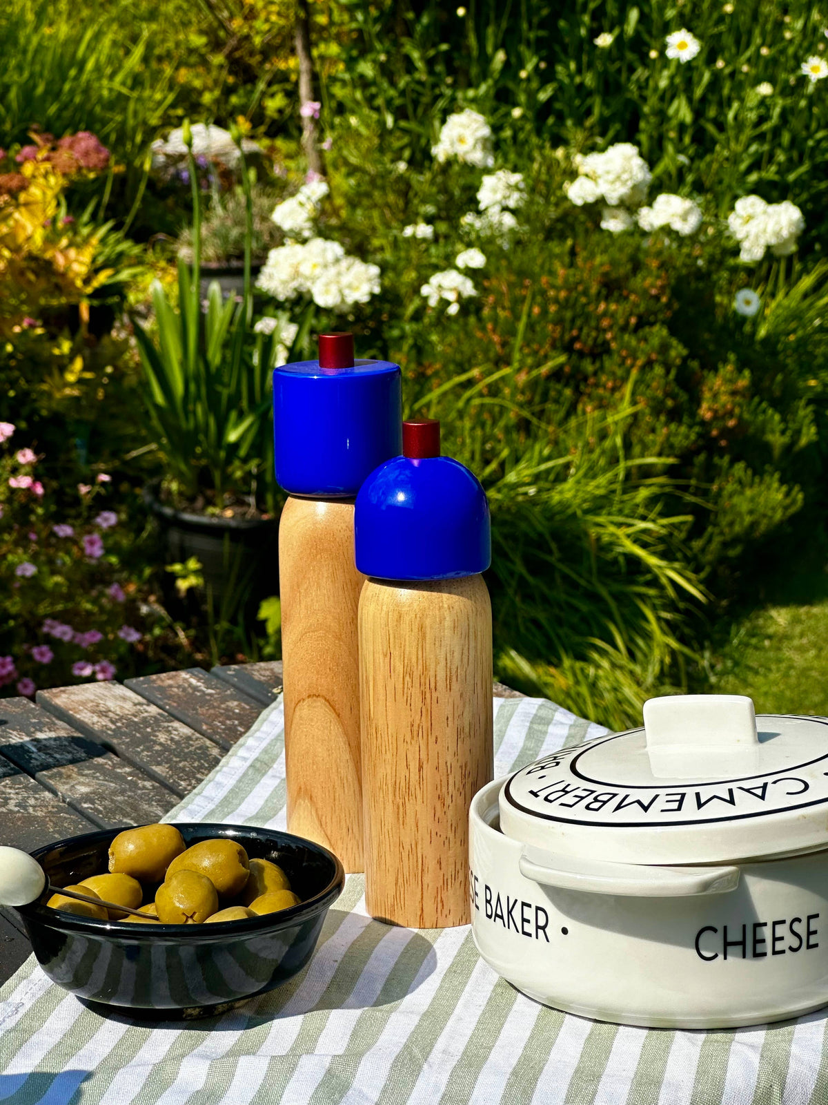 MÆGEN Salz / Pfeffermühle, Marineblau und Rot