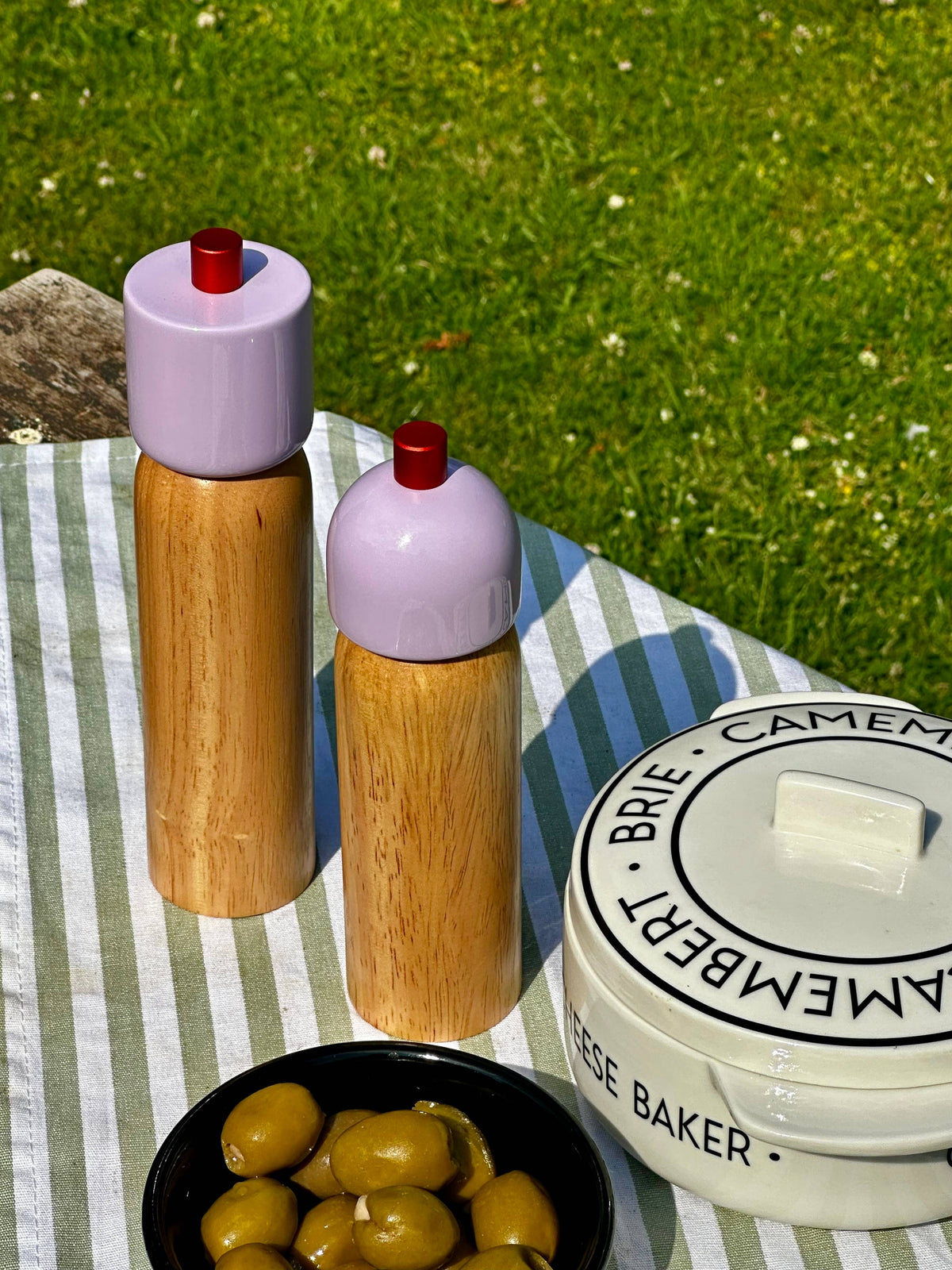 MÆGEN Salz/ Pfeffermühle, lila und rot