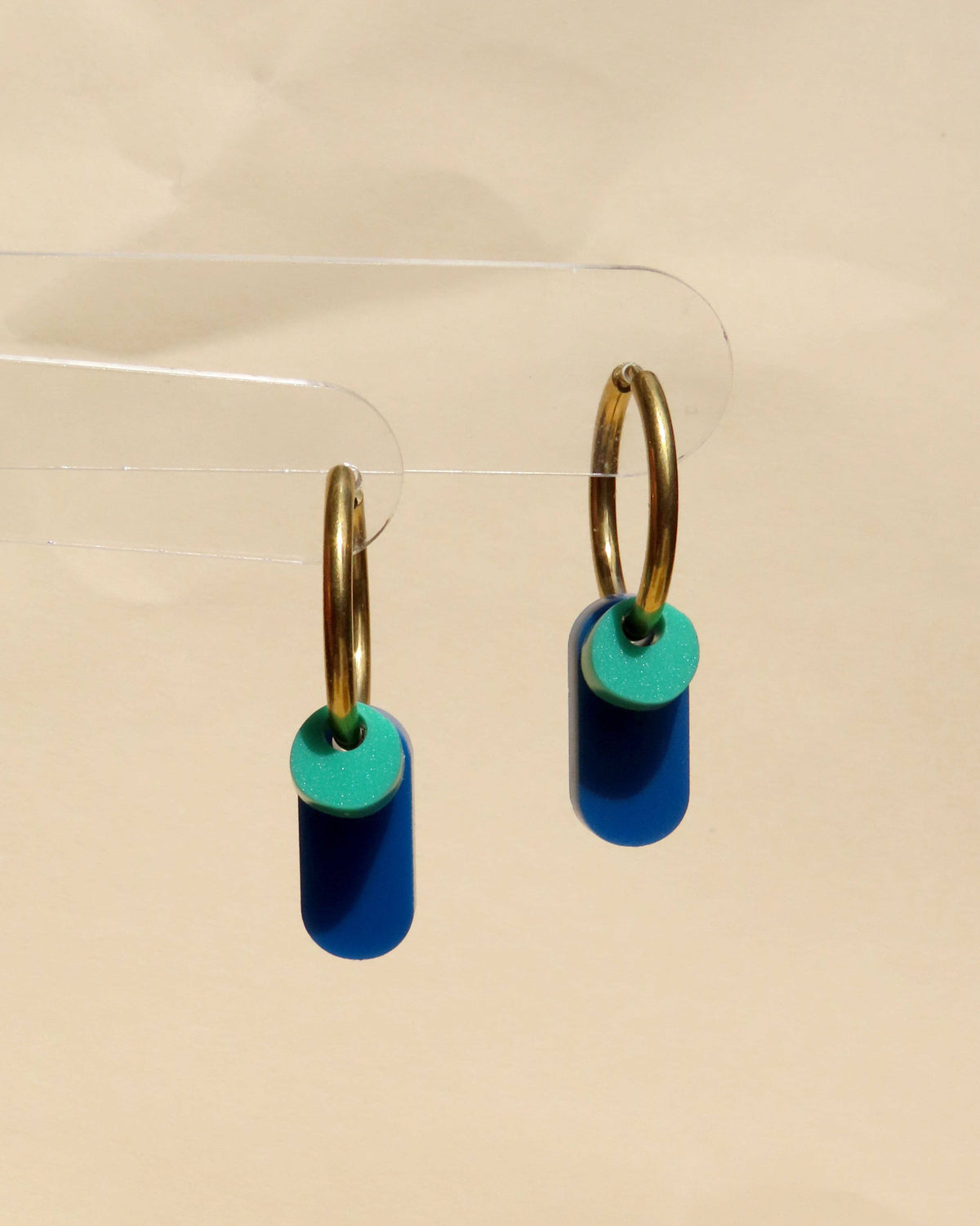 Niemalsmehrohne "Dopamine Colors" Creolen in blau/türkis niemalsmehrohne
