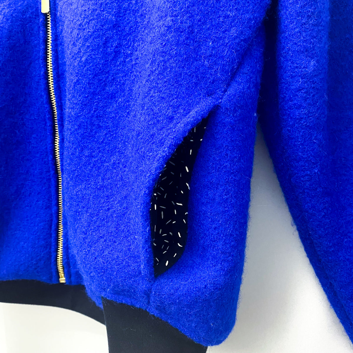 Studio du. Bomberjacke Wollwalk knallblau/schwarz mit Stippchen