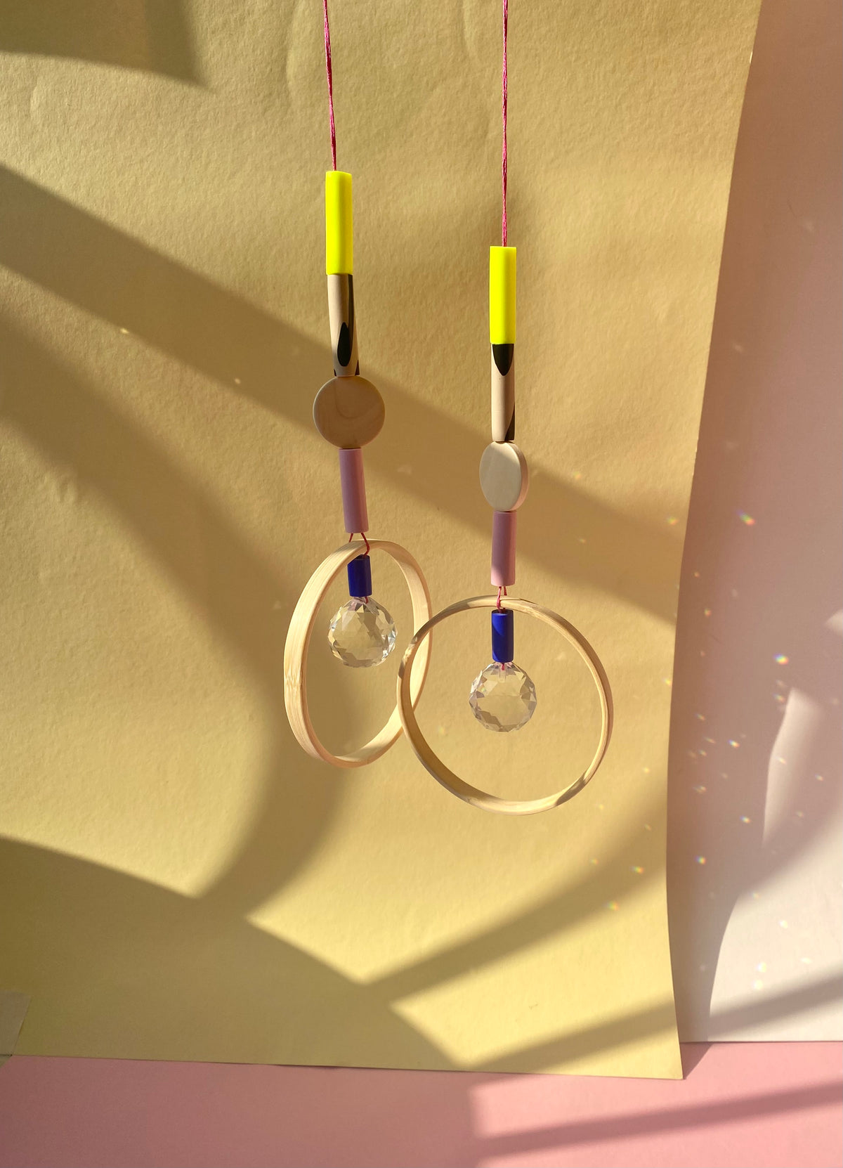 Frau Montag x Studio du. 'Suncatcher mit Holzring' unterschiedliche Farben