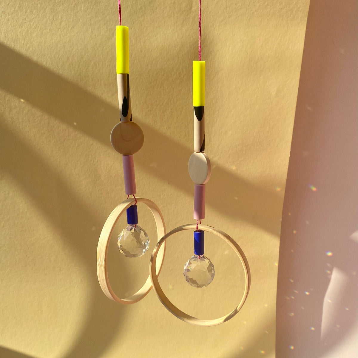 Frau Montag x Studio du. 'Suncatcher mit Holzring' unterschiedliche Farben