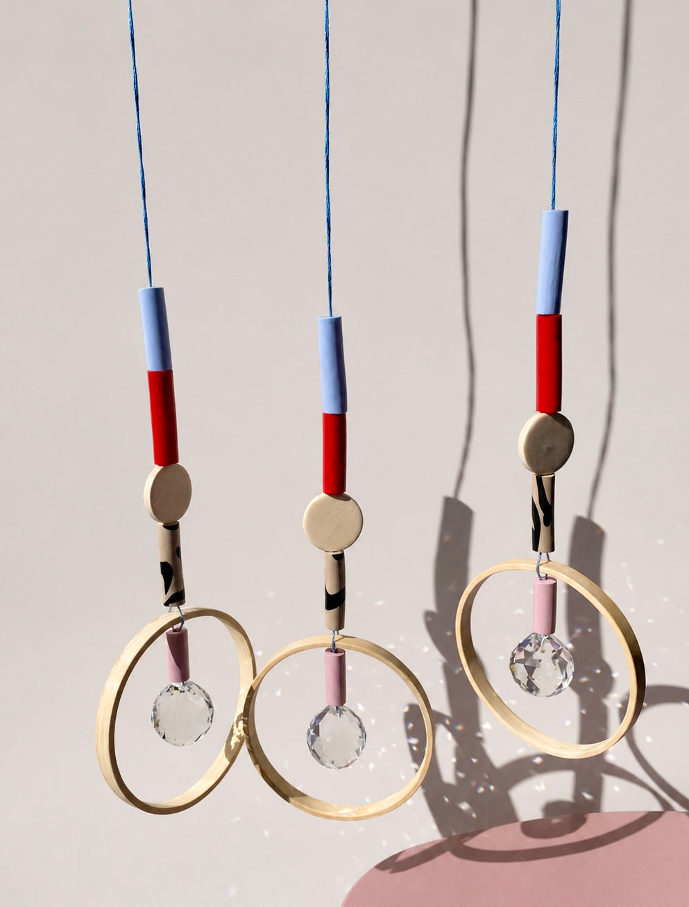Frau Montag x Studio du. 'Suncatcher mit Holzring' unterschiedliche Farben
