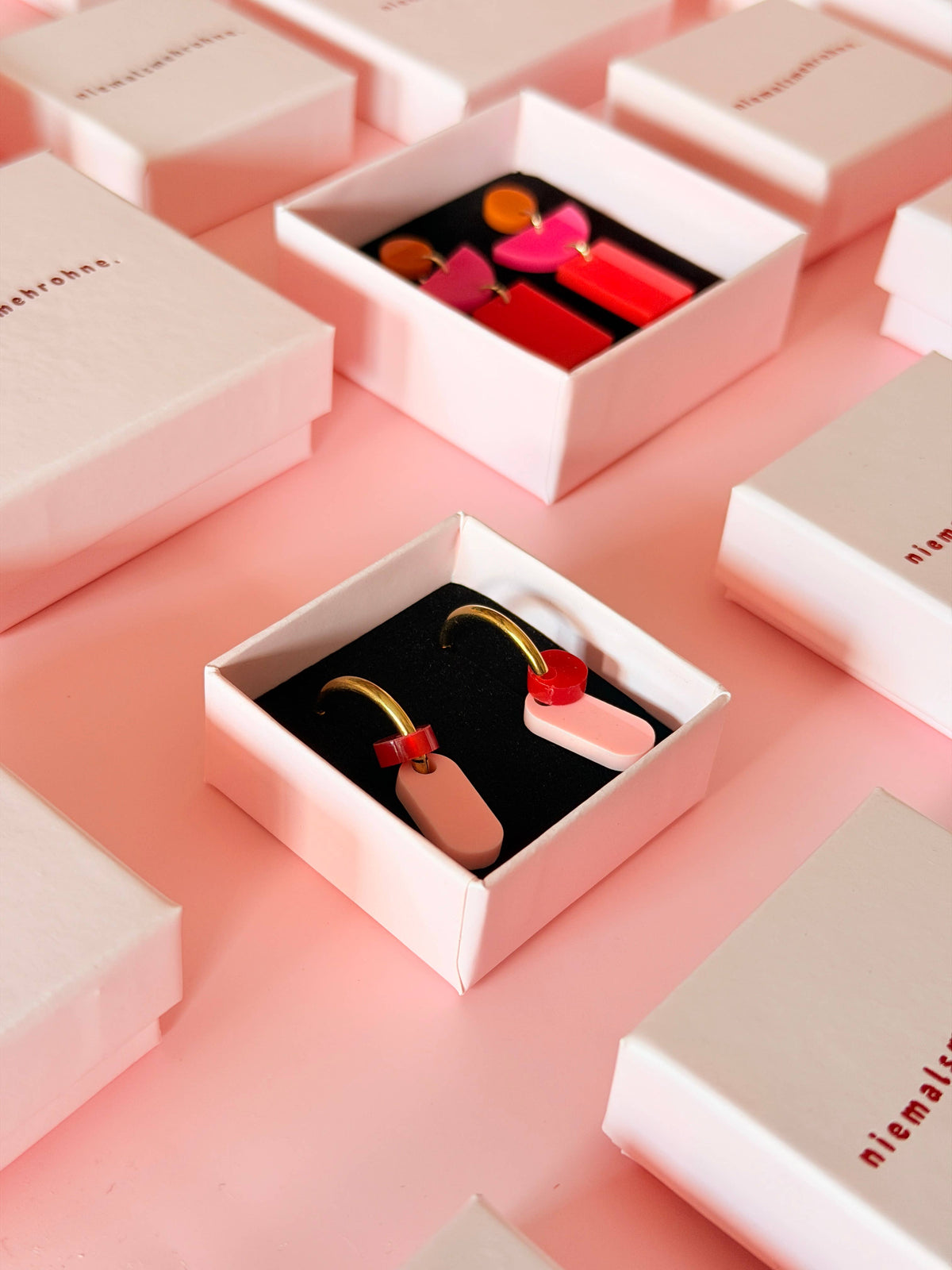 Niemalsmehrohne - Neon Pink Herz Ohrstecker