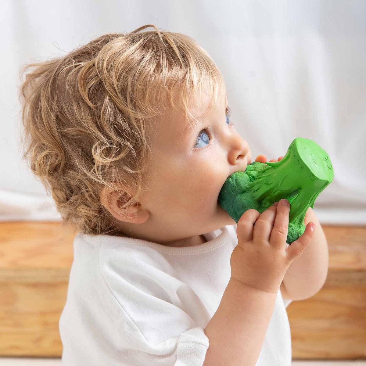 Oli & Carol 'Brucy the Broccoli Baby Teetherr' Baby Beißring