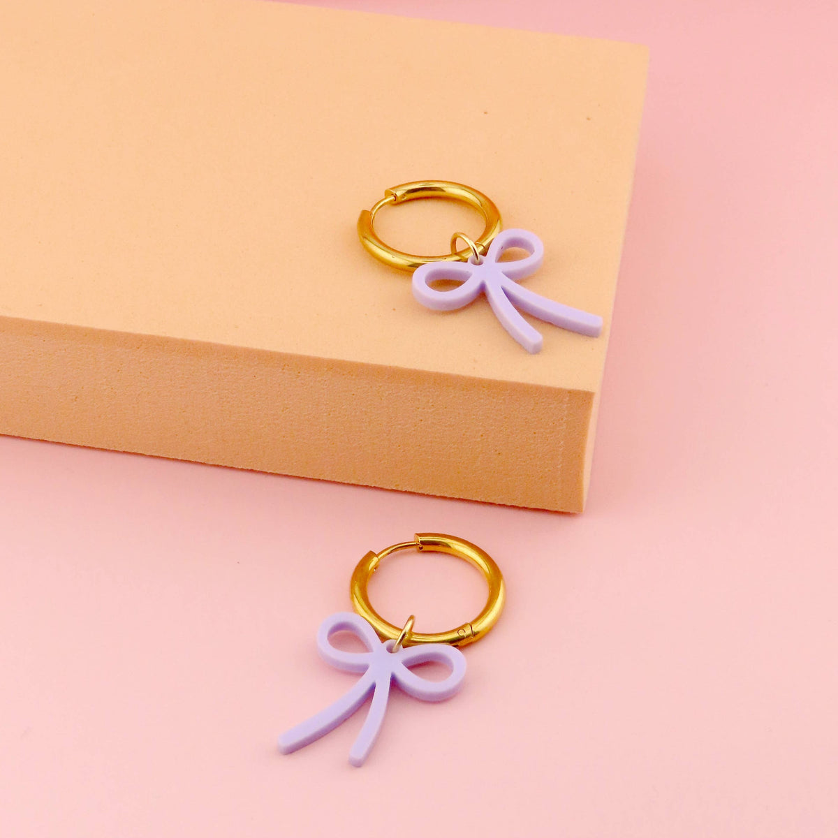 Niemalsmehrohne "Lilac Bow" lila Schleife Creolen Gold oder Silber
