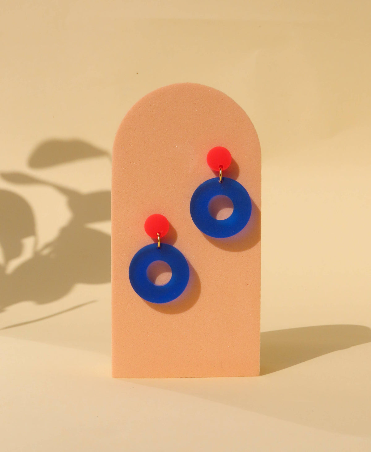 Colorblock Circle Ohrstecker in feuerrot tintenblau