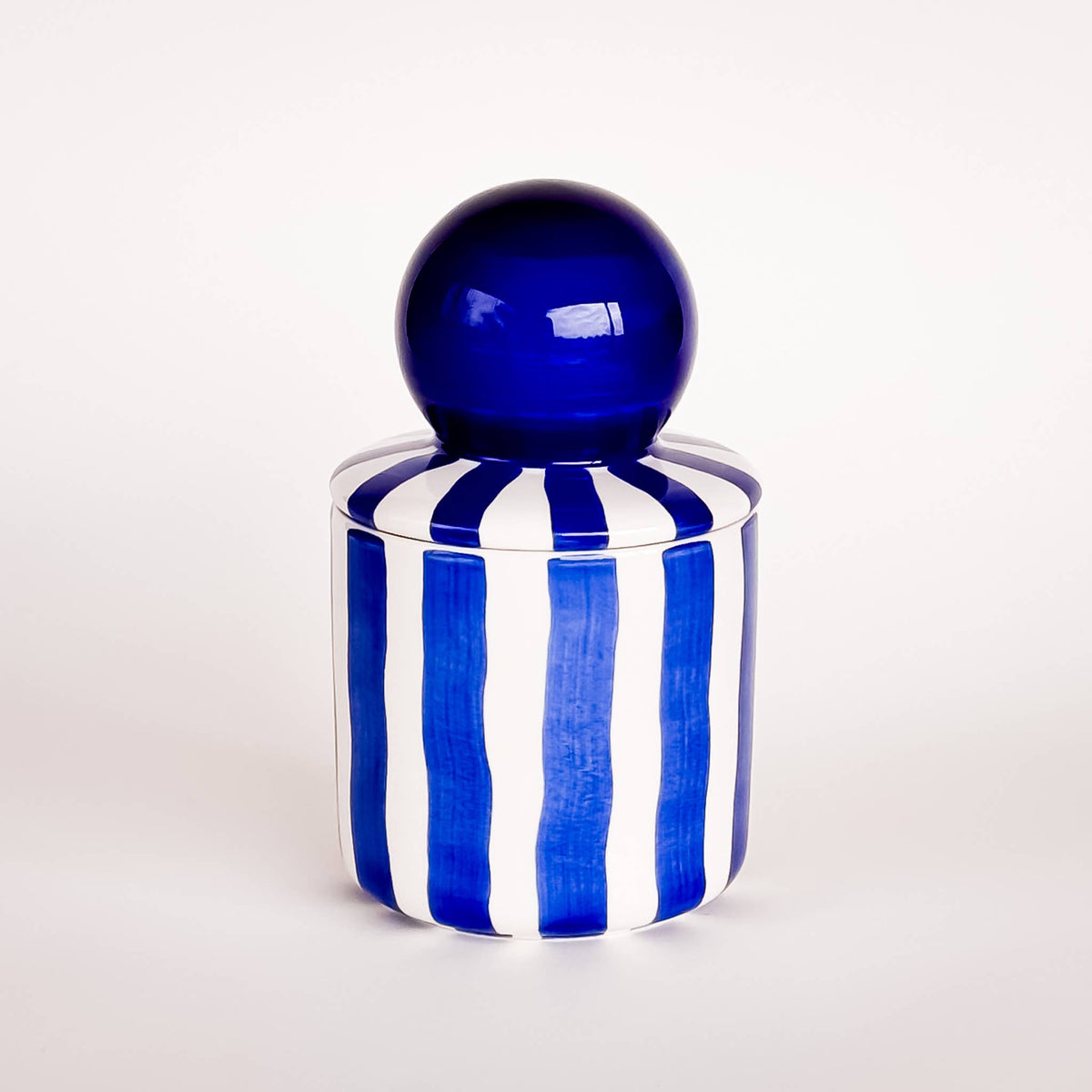 Magazin Minori Kerze in Keramikgefäß Stripes - mare blue